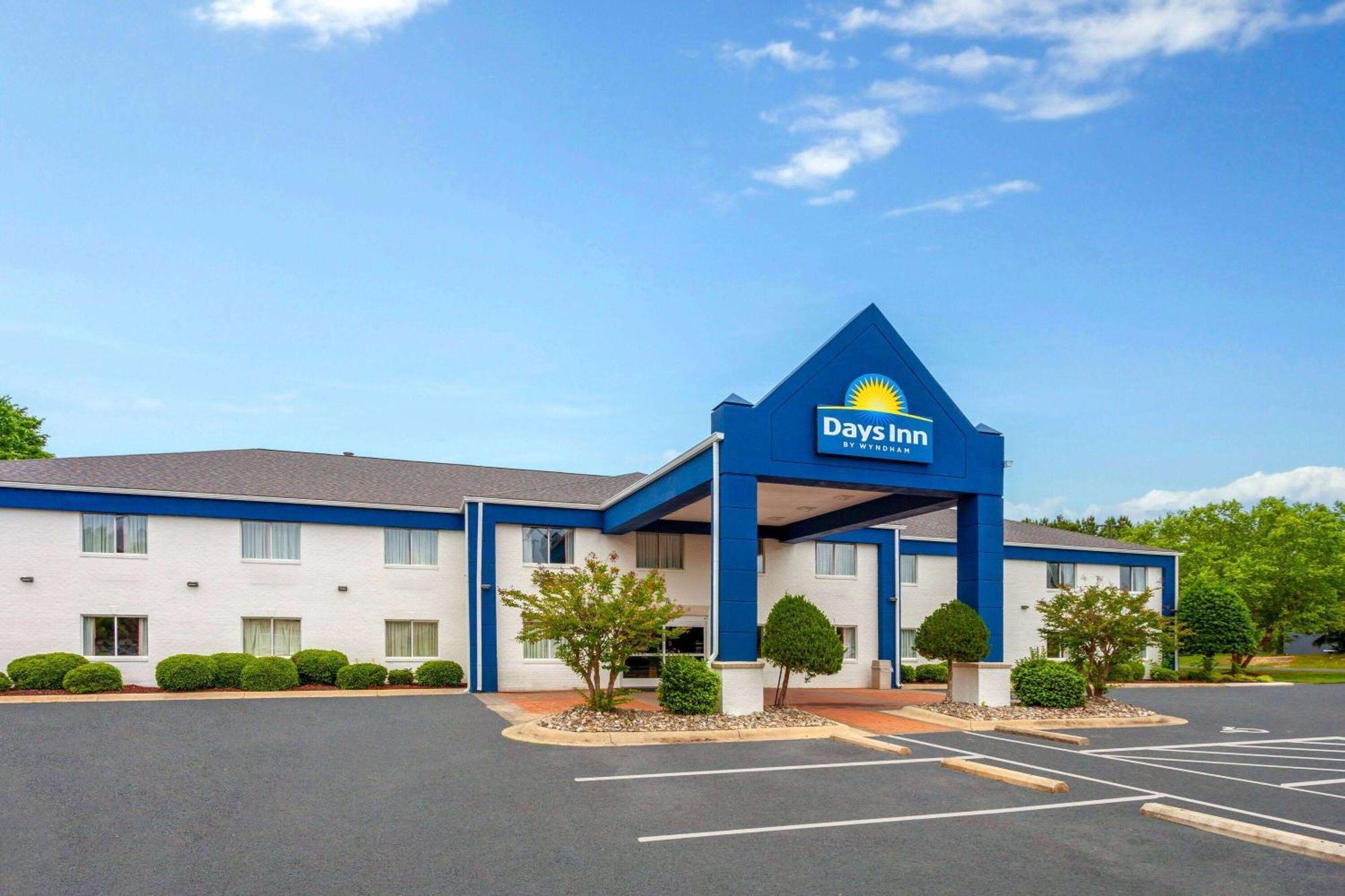 Days Inn & Suites By Wyndham Siler City Екстериор снимка
