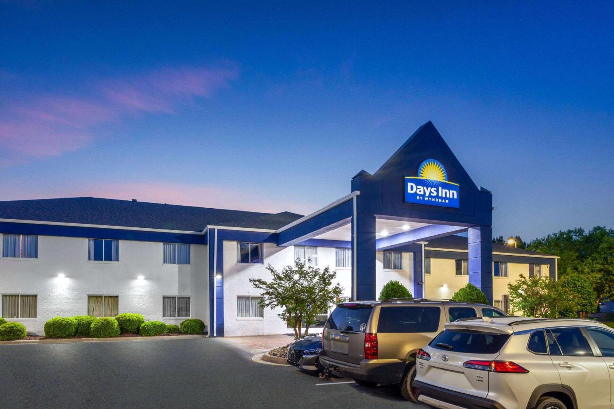 Days Inn & Suites By Wyndham Siler City Екстериор снимка
