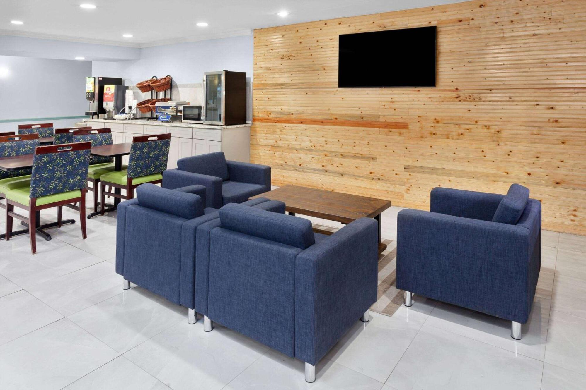 Days Inn & Suites By Wyndham Siler City Екстериор снимка