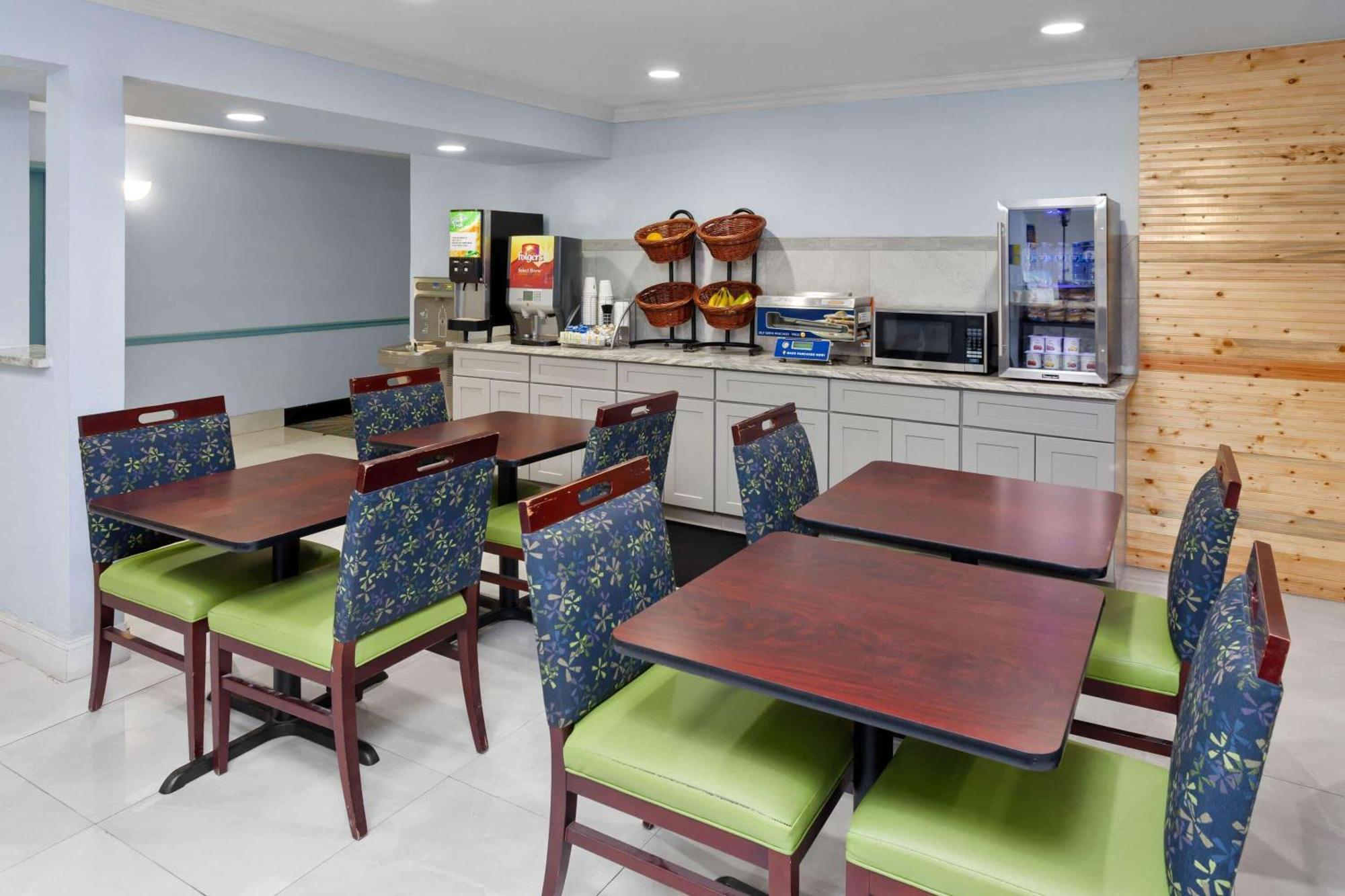Days Inn & Suites By Wyndham Siler City Екстериор снимка