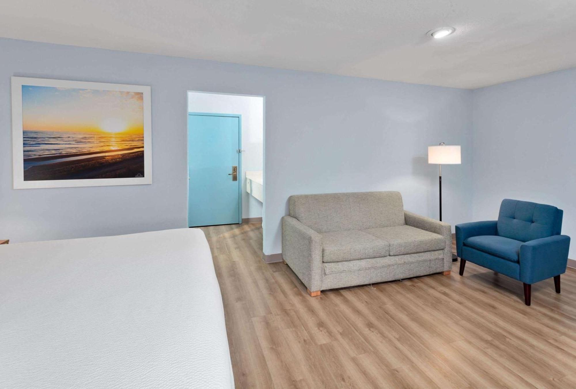 Days Inn & Suites By Wyndham Siler City Екстериор снимка