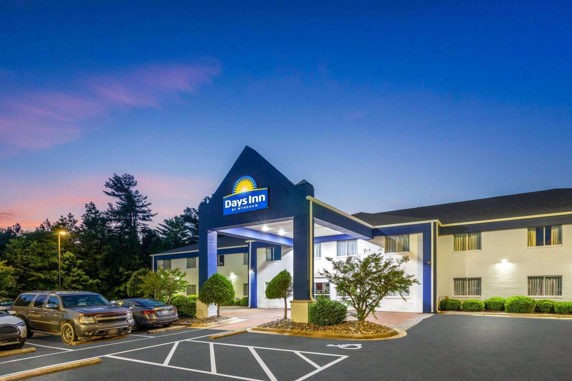 Days Inn & Suites By Wyndham Siler City Екстериор снимка
